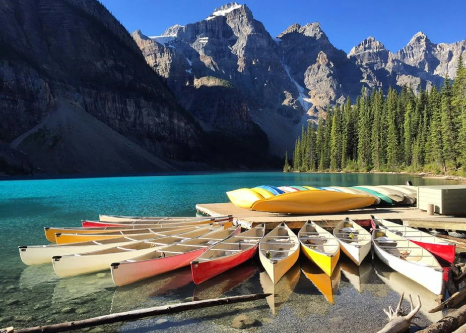 Abenteuer Urlaub im Banff Nationalpark: Kanu- und Kajaks liegen im Nationalpark bereit für eine Tour